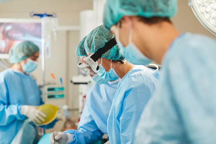 doctores y médicos en revisión