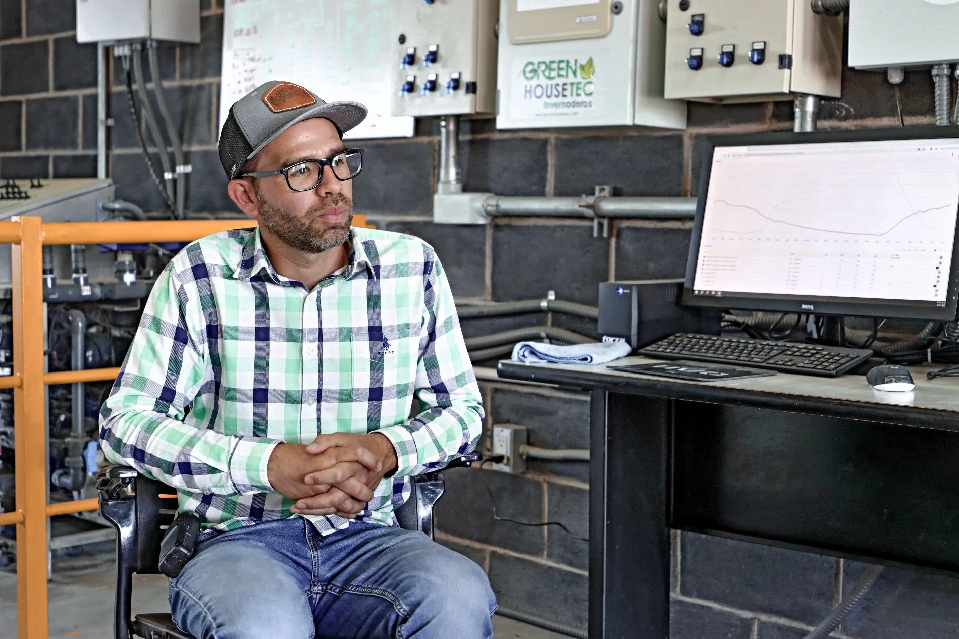 José Antonio Ramírez, especialista del área agrícola, opera el riego por goteo de los invernaderos en los que se trabaja con pimientos y tomates de diversas variedades y son controlados en todos sus aspectos.
