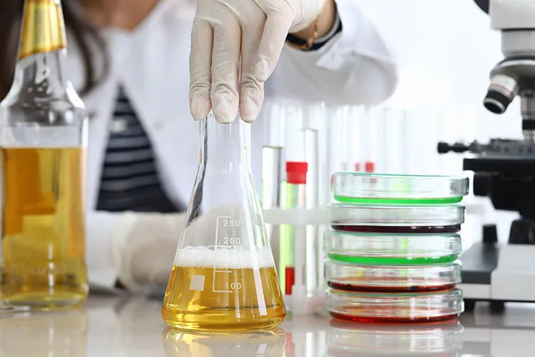 Fotografía de un laboratorio donde están experimentando con cerveza