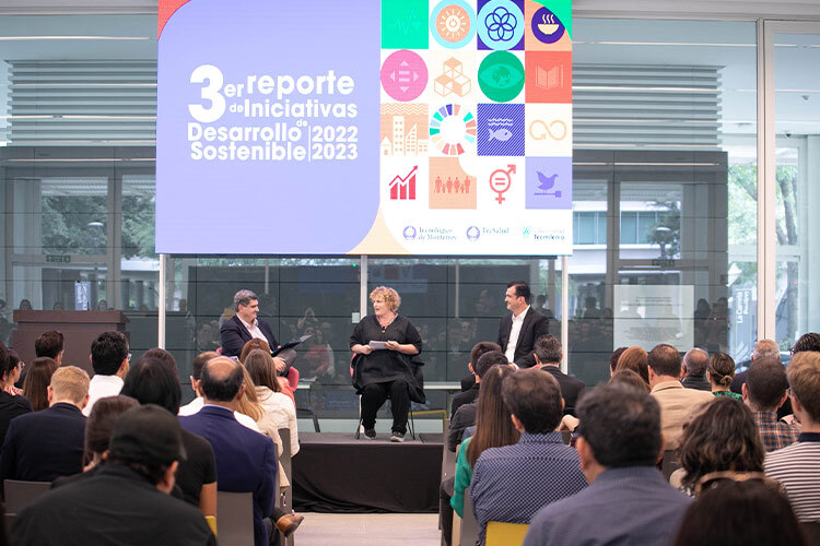 Directivos del Tec de Monterrey participan en un panel sobre inclusión digital.