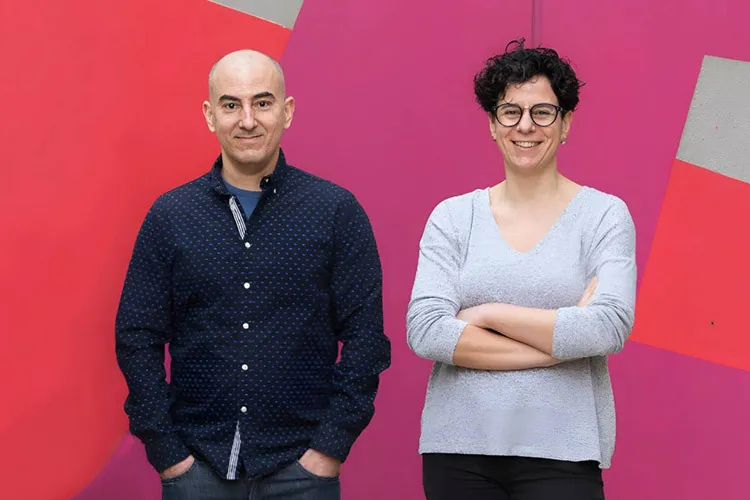 Los investigadores Abel González-Perez y Núria López-Bigas sobre inmunoterapia. Fotografía de un hombre y una mujer.