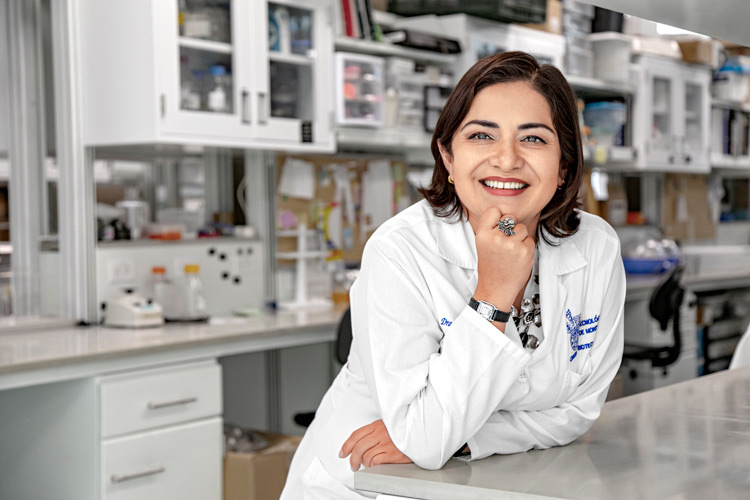 La investigadora Janet Gutiérrez posando en el laboratorio.