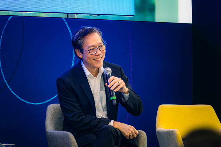 El profesor Hirokazu Yoshikawa durante conferencia magistral.