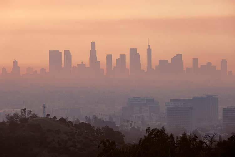 imagen del horizonte de los angeles envuelto en una nube de humo naranja