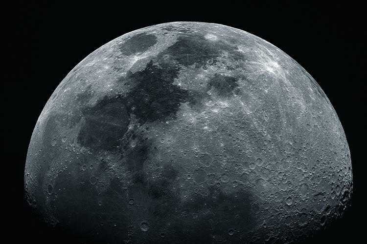 fotografía de la luna vista de manera muy cercana