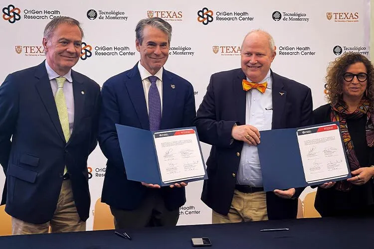 imagen de personas firmando una hoja