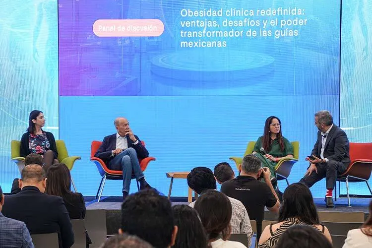 Fotografía de dos hombres y dos mujeres sentados en un panel de discusión científica.