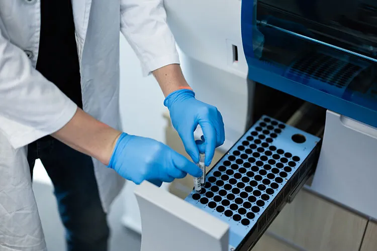 Investigador tomando muestras.
