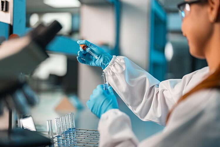investigador manipula muestras de laboratorio