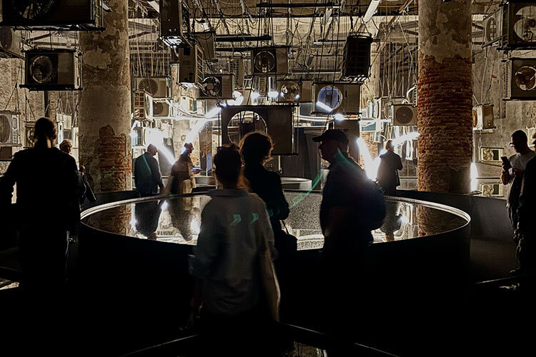 imagen de la entrada de la bienal de venecia