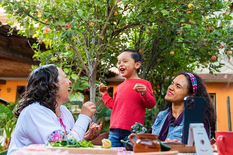 Familia conviviendo en armonía.