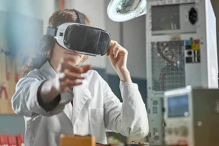Estudiante utiliza visor de realidad virtual.