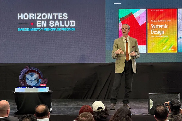 Fotografía de un hombre en un podio dando una conferencia