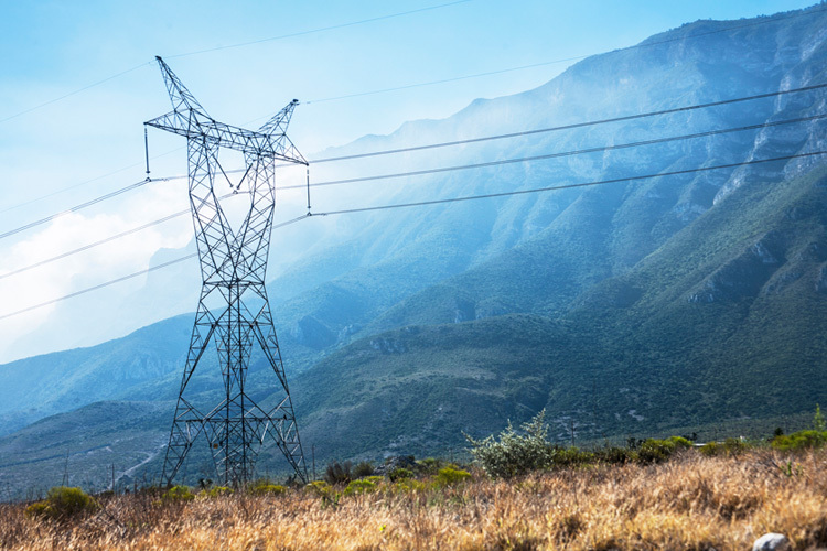 torre de electricidad en medio de la sierra