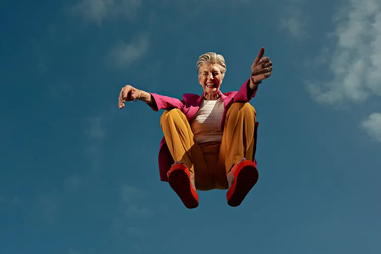 imagen de una mujer de aproximadamente 60 años brincado en el aire