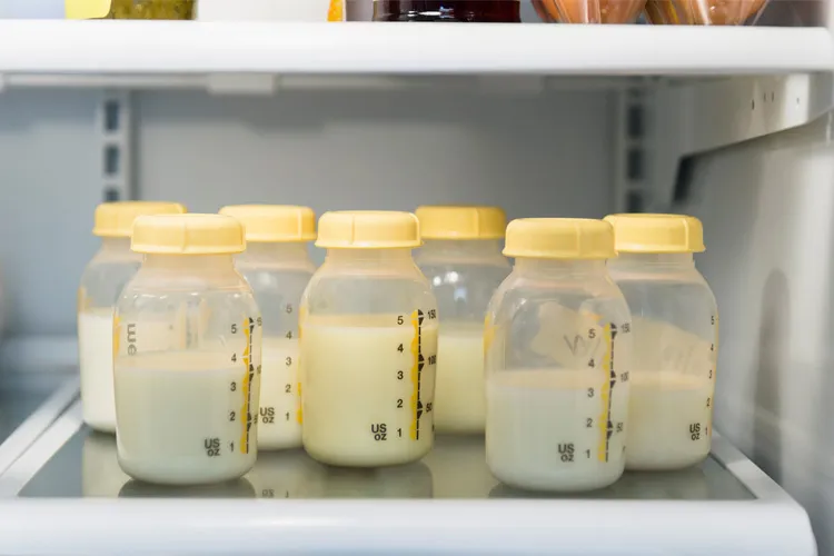 Frascos que contienen leche materna