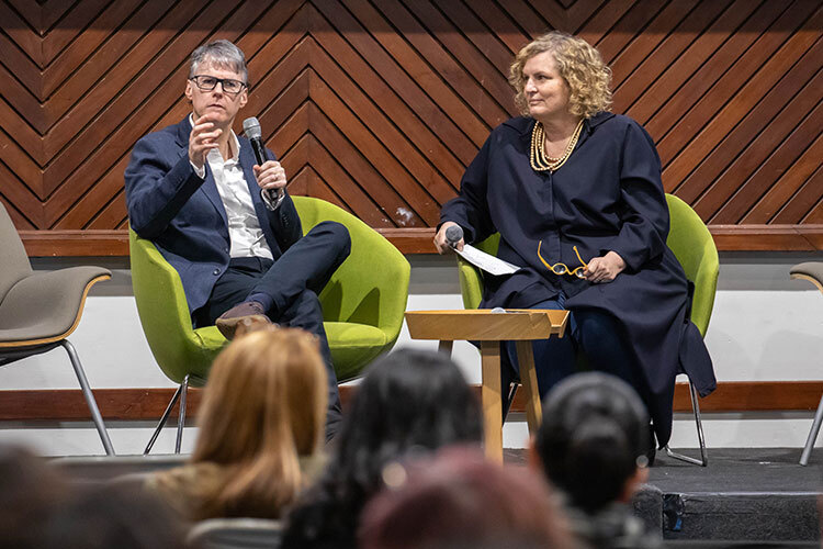 Carlos del Castillo y Inés Sáenz Negrete dialogan en el escenario del Tec de Monterrey durante una ponencia sobre primera infancia en situaciones de crisis.