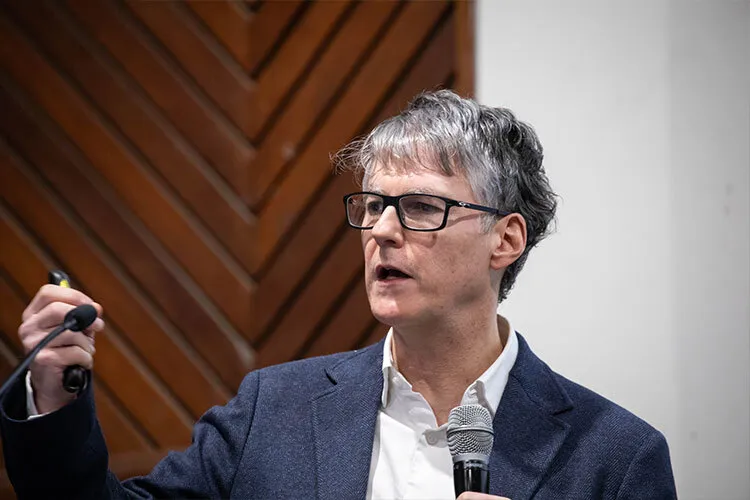 Carlos del Castillo expone hallazgos sobre primera infancia y crisis humanitarias durante su conferencia en el Tec de Monterrey. 