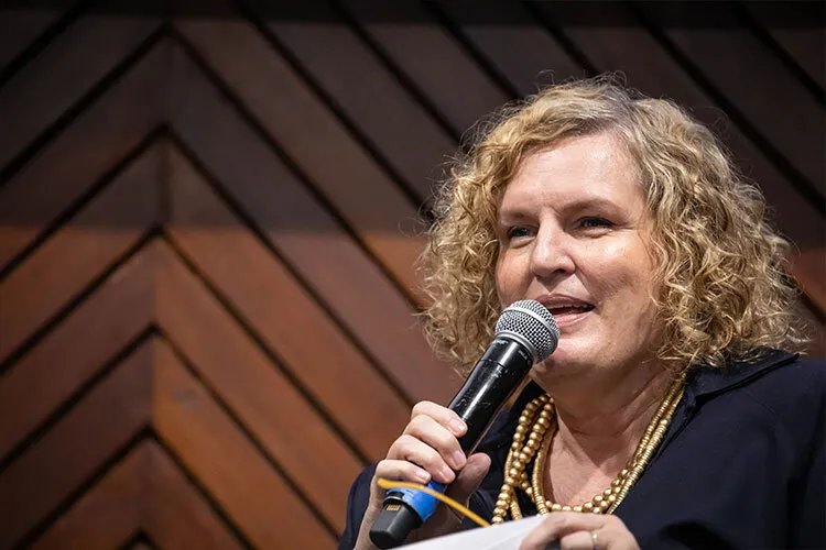 Inés Sáenz Negrete participa como moderadora en una conversación sobre primera infancia y crisis humanitarias durante el Foro Internacional de la Primera Infancia.