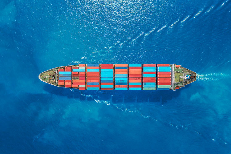 Ilustración de un barco de carga en altamar