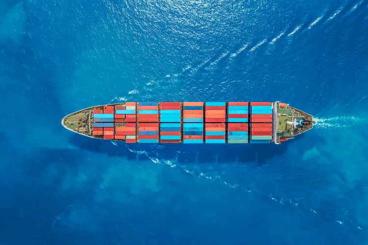 Ilustración de un barco de carga en altamar