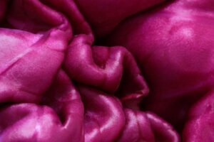 Acercamiento del color morado intenso de una col morada