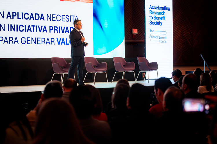 imagen de un hombre frente a un auditorio