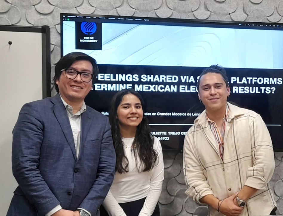 De izquierda a derecha, prof. Dr. Jorge Valverde-Rebaza, Juliette Ceballos y Federico Castro-Zenteno.