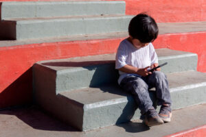 Niño pequeño revisando un dispositivo tipo tablet