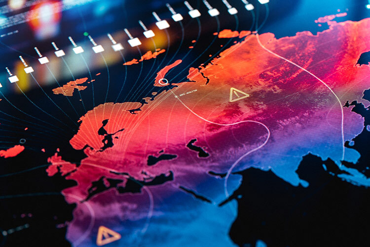 Mapa del hemisferio norte con colores intensos en rojo, naranja y azul que representan temperaturas elevadas.
