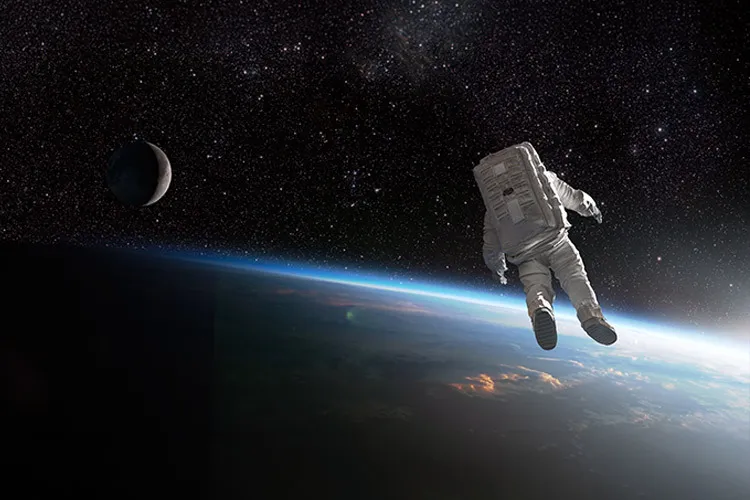 un astronauta vuela en el espacio