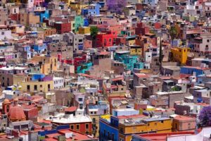 fotografía de asentamientos urbanos aglomerados y coloridos