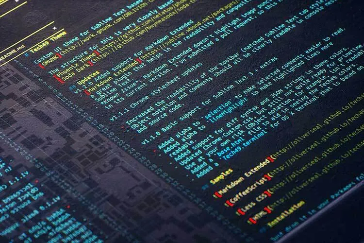 fotografía de un código computacional en colores
