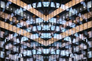 Fotografía de un edificio con ventanas coloridas