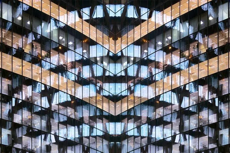 Fotografía de un edificio con ventanas coloridas