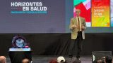 Fotografía de un hombre en un podio dando una conferencia
