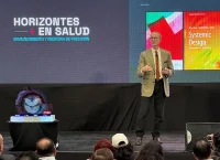 Fotografía de un hombre en un podio dando una conferencia