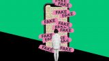 ilustración de una persona enfrente de un celular gigante, con cintas que dicen falso