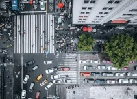 Vista aérea de una ciudad con edificios y espacios urbanos