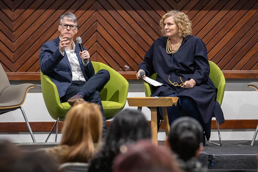 Carlos del Castillo y Inés Sáenz Negrete dialogan en el escenario del Tec de Monterrey durante una ponencia sobre primera infancia en situaciones de crisis.
