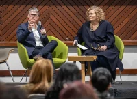 Carlos del Castillo y Inés Sáenz Negrete dialogan en el escenario del Tec de Monterrey durante una ponencia sobre primera infancia en situaciones de crisis.