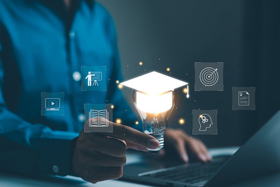 ilustración de un sombrero de graduado flotando, rodeado de símbolos tecnológicos