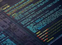 fotografía de un código computacional en colores