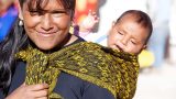 Mujer indígena cargando a un bebé