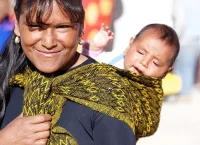 Mujer indígena cargando a un bebé
