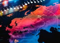 Mapa del hemisferio norte con colores intensos en rojo, naranja y azul que representan temperaturas elevadas.