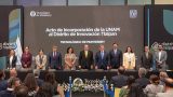 Fotografía de un grupo de personas paradas en una ceremonia académica
