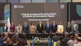 Fotografía de un grupo de personas paradas en una ceremonia académica