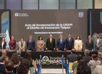 Fotografía de un grupo de personas paradas en una ceremonia académica