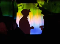 fotografía de alguien usando tecnología de VR